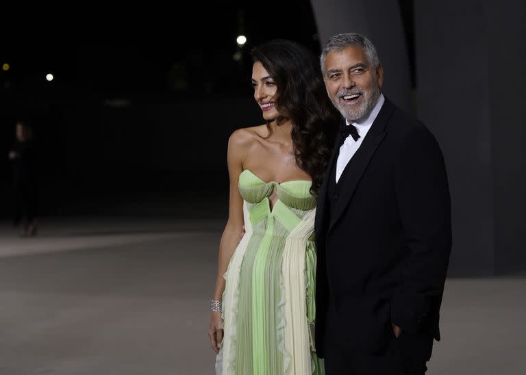 Amal y George Clooney en la fiesta dónde su amiga Julia Roberts fue una de las homenajeadas