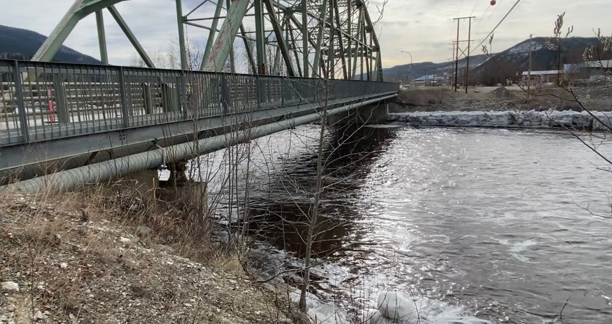 An ice jam at the Klondike Highway bridge in Dawson City, Yukon, has broken, causing the Klondike River to drop significantly. Emergency officials on Tuesday lifted a flood warning for the Klondike River valley and rescinded an evacuation alert. (Chris MacIntyre/CBC - image credit)