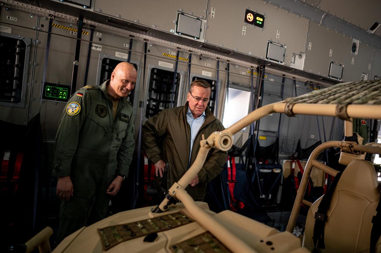 Verteidigungsminister Boris Pistorius (rechts) und Luftwaffen-Inspekteur Ingo Gerhartz. Gerhartz war an dem Gespräch beteiligt, das von Russland abgehört wurde. - Copyright: picture alliance/dpa/Fabian Sommer