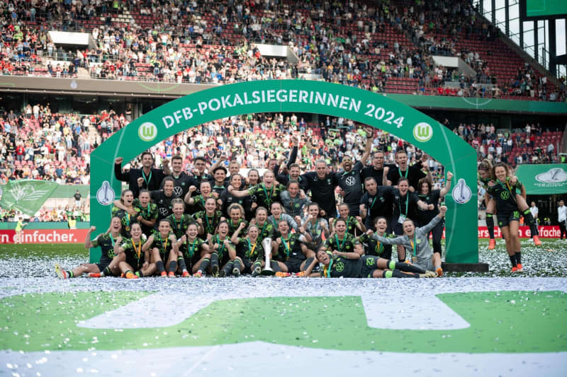 The VfL Wolfsburg players celebrate their victory after wining the DFB Cup for the tenth time in a row. Fabian Strauch/dpa