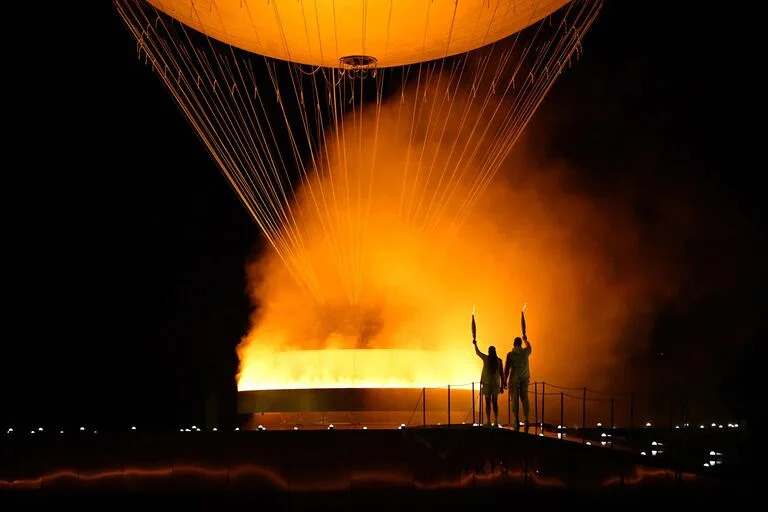 El globo aerostático que hizo de pebetero, encendido por dos franceses: la ex atleta Marie-José Perec y el judoca Teddy Riner