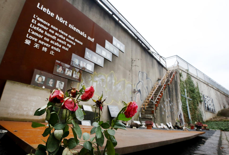 Verwelkende Rosen an der Loveparade-Gedenkstätte. Das Gericht hält die Einstellung des Loveparade-Prozesses für denkbar. (Bild: Roland Weihrauch/dpa)