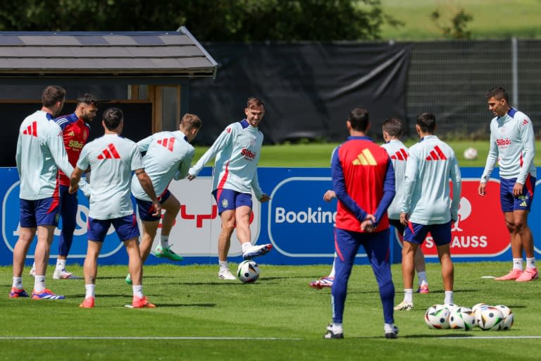 El centrocampista español Fabián Ruiz (centro de la imagen) durante un entrenamiento en el campo base de España en la Eurocopa-2024, el 12 de junio de 2024 en Donaueschingen (LLUIS GENE)