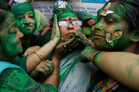 Supporters of Trinamool Congress (TMC) celebrate after learning the initial poll results of the West Bengal Assembly elections, in Kolkata, India May 19, 2016. REUTERS/ Rupak De Chowdhuri