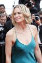 <p>Robin Wright a osé la robe sans soutien-gorge. (crédit Getty) </p>