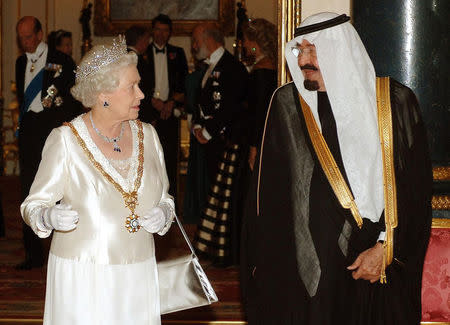 Saudi Arabia's King Abdullah and Britain's Queen Elizabeth arrive for a State Banquet at Buckingham Palace in London October 30, 2007. REUTERS/John Stillwell/Pool