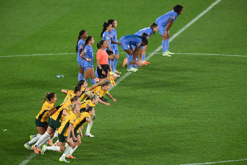 Les Australiennes célébrant leur qualification face aux Bleues après la séance de tirs au but, à Brisbane en Australie, le 12 août 2023.