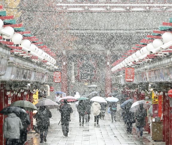 Nakamise-dori.