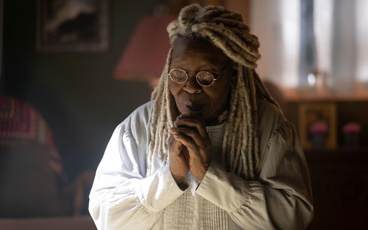 Mother Abagail (Whoopie Goldberg) scheint den Grund für den Ausbruch der Krankheit kennen.
 (Bild: Paramount / 2019 CBS Interactive, Inc. / Robert Falconer)