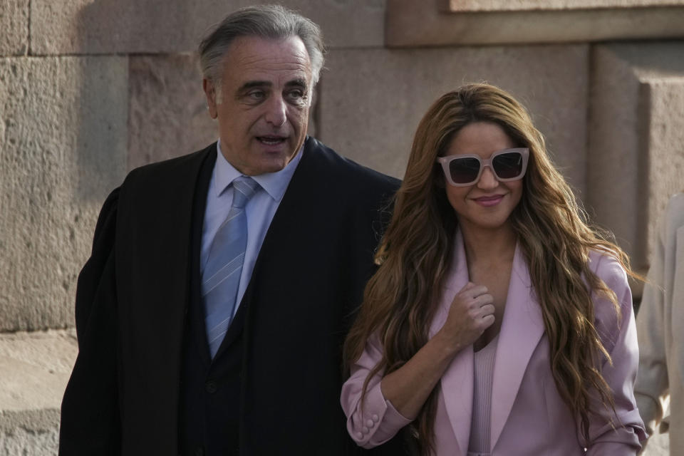 La artista colombiana Shakira, con un traje rosado, llega a una corte en Barcelona, España, el lunes 20 de noviembre de 2023. Shakira alcanzó un acuerdo de último momento para evitar el riesgo de ir a prisión en el primer día de su juicio por fraude fiscal en Barcelona. (Foto AP/Emilio Morenatti)