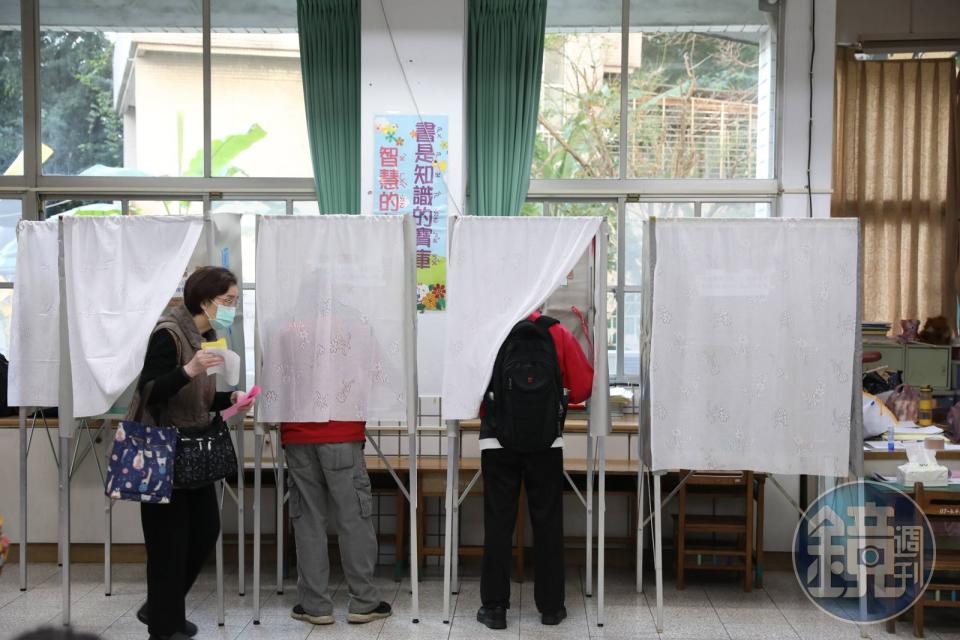 中選會昨日指出，台北市、桃園市、高雄市、彰化縣與嘉義縣都有投票所政黨票開票數字誤植情形，經確認後已更正。
