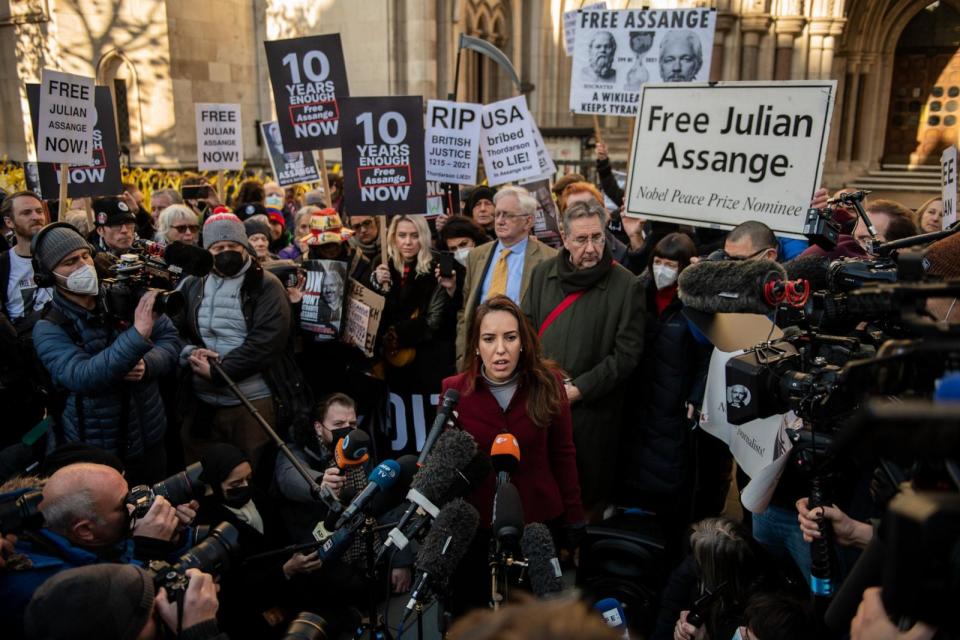 PHOTO: Stella Morris, partner of Julian Assange, speaks to the press outside the Royal Courts of Justice following an extradition hearing on December 10, 2021 in London, England. (Chris J Ratcliffe/Getty Images)