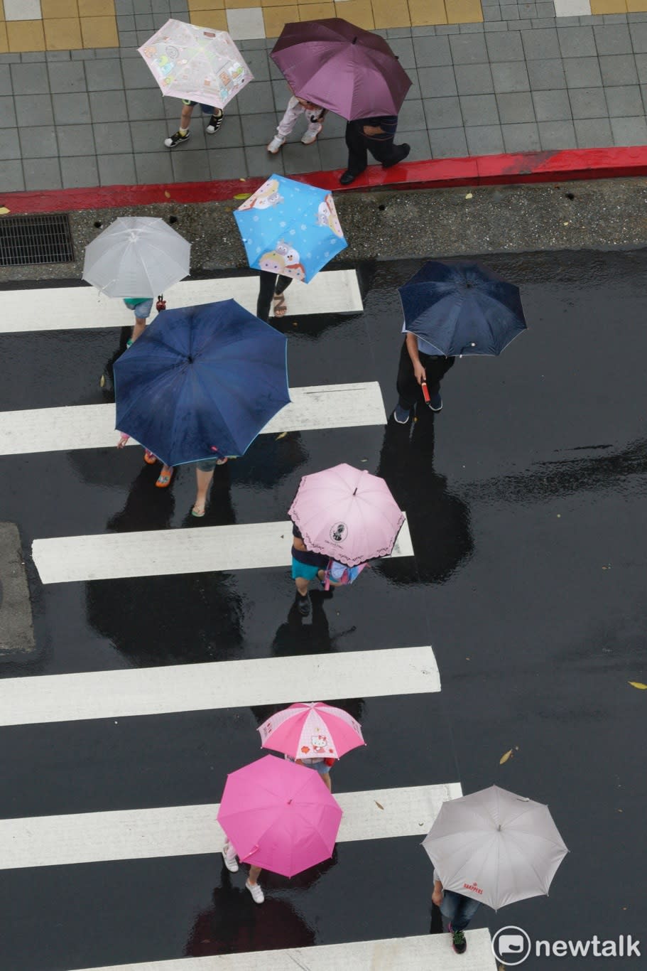 氣象局表示今日清晨氣溫仍偏涼，北部、東北部易有短暫雨。   圖：張良一/攝