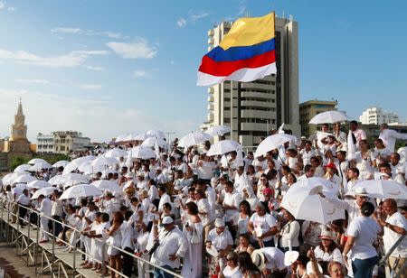 People gather for the signing of the government's peace agreement with the Revolutionary Armed Forces of Colombia (FARC) in Cartagena, Colombia September 26, 2016. REUTERS/John Vizcaino