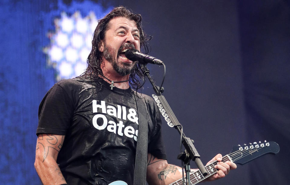 ARCHIVO - Dave Grohl de los Foo Fighters durante su presentación en el Pilgrimage Music and Cultural Festival el 22 de septiembre de 2019, en Franklin, Tennessee. Grohl estrenará su documental “What Drives Us’” en Coda Collection y Amazon Prime Video el 30 de abril de 2021. (Foto Al Wagner/Invision/AP, archivo)