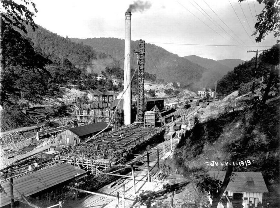 Een foto uit juli 1919 toont de bouw van mijnbouw- en andere faciliteiten in Lynch, in Harlan County.  De historische kolenstad werd in 2017 100 jaar oud.
