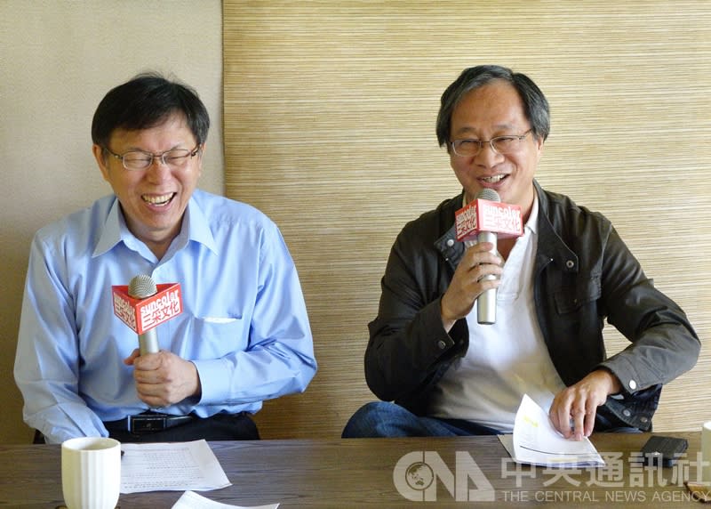 台北市長柯文哲（左）競選辦公室總幹事人選確定由作家小野（右）出任。（中央社／資料照）