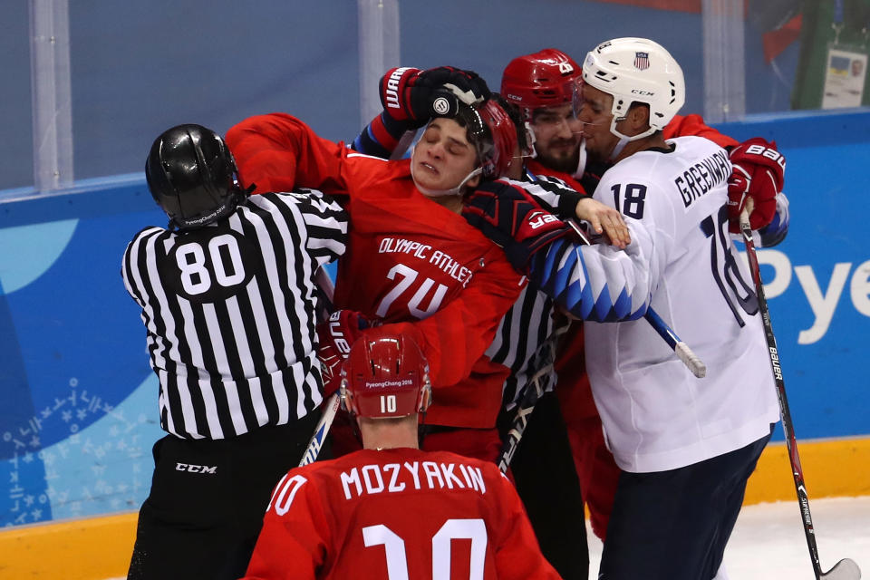 <p>Grosse bagarre entre Américains et Russes lors du match de hockey sur glace. Même l’arbitre s’en est mêlé ! (crédit Getty) </p>