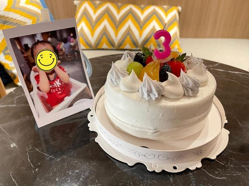 18日是恩恩的3歲生日，儘管恩恩已當小天使，爸仍為他準備了蛋糕，希望大家能和在天上的恩恩說聲生日快樂。（翻攝自恩恩爸臉書）