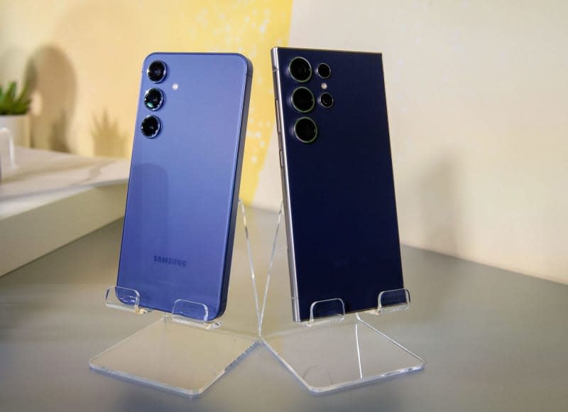 One name, many designs: While Samsung rounds the corners off in the S24 and S24+ (left), the S24 Ultra (right) has sharper corners and a titanium frame. Andrej Sokolow/dpa