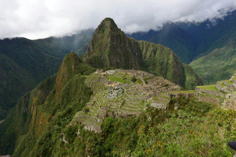 Fermée depuis mars à cause de la pandémie de nouveau coronavirus, le Machu Picchu, principal site touristique au Pérou, rouvre ses portes à un touriste japonais confiné. - Cris BOURONCLE © 2019 AFP