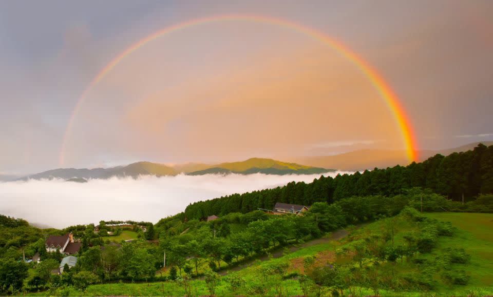 山上人家：有雲海有彩虹不算是合成，4張實景圖接合，彩虹太大鏡頭無法拍下，只好接圖。10月中拍攝。