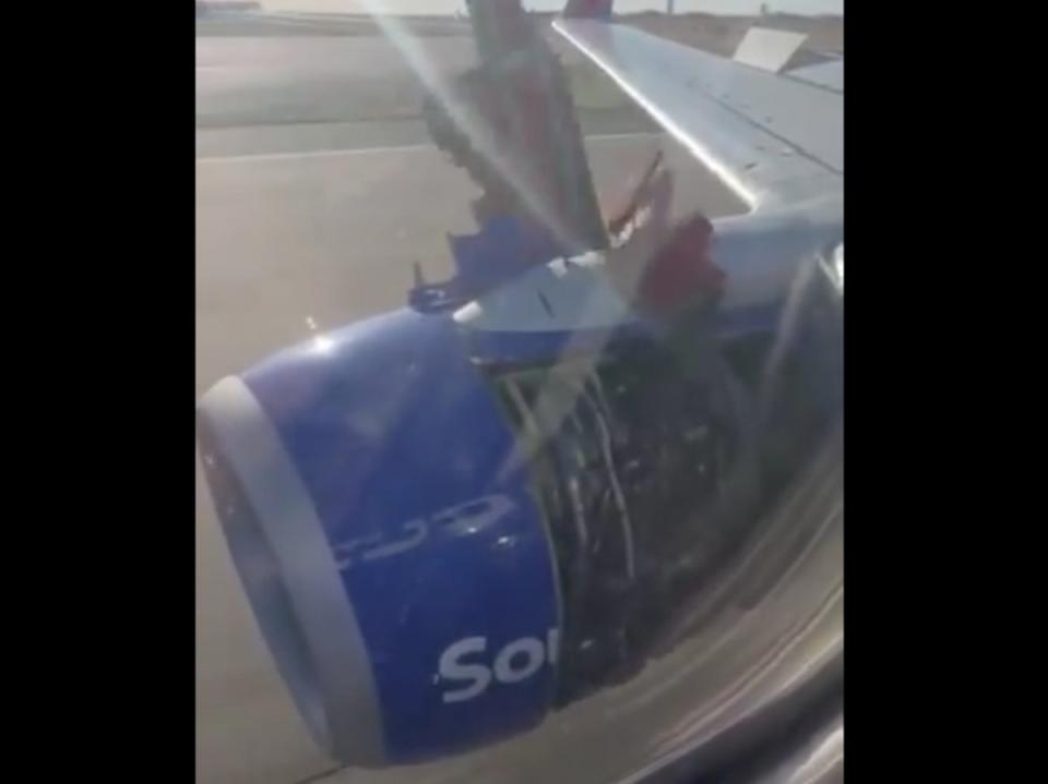 La cubierta del motor de un avión Boeing operado por Southwest se desprende al salir del Aeropuerto Internacional de Denver el 7 de abril de 2024 (@SweeneyABC/X/Twitter)