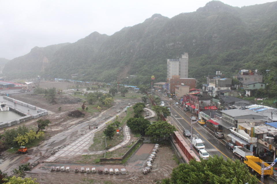 11年前，基隆巿北寧路因落石崩塌，麥當勞以安全為由關閉撤離。圖／聯合報系資料照片