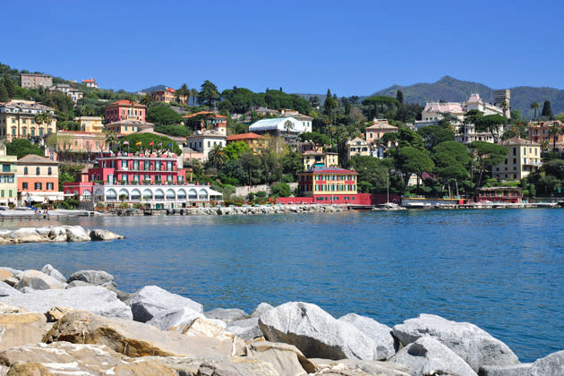 <b>Santa Margherita, Ligurien</b><br><br>Die Stadt Santa Margherita Ligure ist auch als „Perle Liguriens“ bekannt. Das dürfte auch für das dazugehörige Freizeitparadies gelten. Umgeben von der Halbinsel des Naturpark Portofino, bieten die nahegelegenen Strände eine idyllische Erfrischung von der Sommerhitze. Am Sporthafen der Stadt tummelt sich eine beeindruckende Yacht neben der anderen. Wer noch mehr zu Gucken braucht: neben den typischen bunten Häusern, stehen hier Luxusvillen und Palazzi zum neidisch werden – unter anderem die Berlusconi-Residenz „Castel Paraggi“. (Bild: ddp images)
