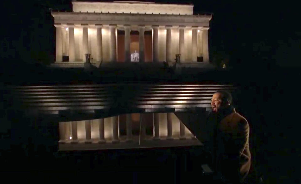 En esta imagen tomada de video, John Legend canta en el espectáculo "Celebrating America", tras la ceremonia de investidura del presidente Joe Biden, el miércoles 20 de enero del 2021. (Biden Inaugural Committee via AP)