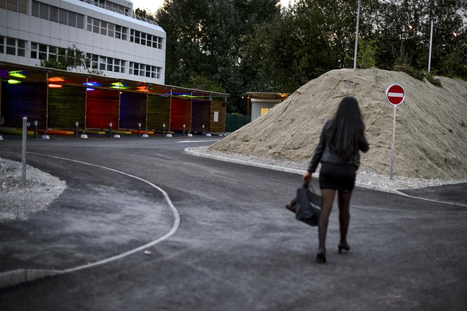 Una prostituta camina en una calle de Suiza, donde la prostitución es legal. (Foto: FABRICE COFFRINI/AFP via Getty Images)