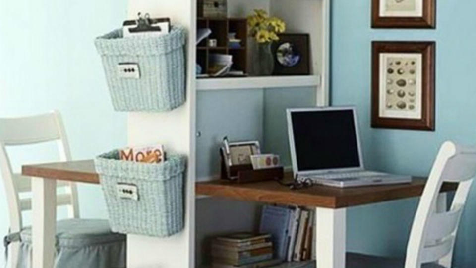 Cestas colgantes permitirán que organices tus documentos y herramientas de trabajo. / Instagam <a href="https://www.instagram.com/homeofficeinspirations/" rel="nofollow noopener" target="_blank" data-ylk="slk:homeofficeinspirations;elm:context_link;itc:0;sec:content-canvas" class="link ">homeofficeinspirations</a>