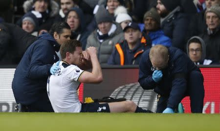 Britain Football Soccer - Tottenham Hotspur v West Bromwich Albion - Premier League - White Hart Lane - 14/1/17 Tottenham's Jan Vertonghen receives medical attention after sustaining an injury Action Images via Reuters / Paul Childs Livepic