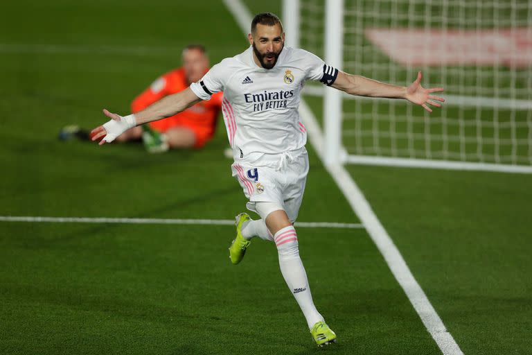 El festejo de Karim Benzema, autor del primer gol de Real Madrid en el clásico ante Barcelona.