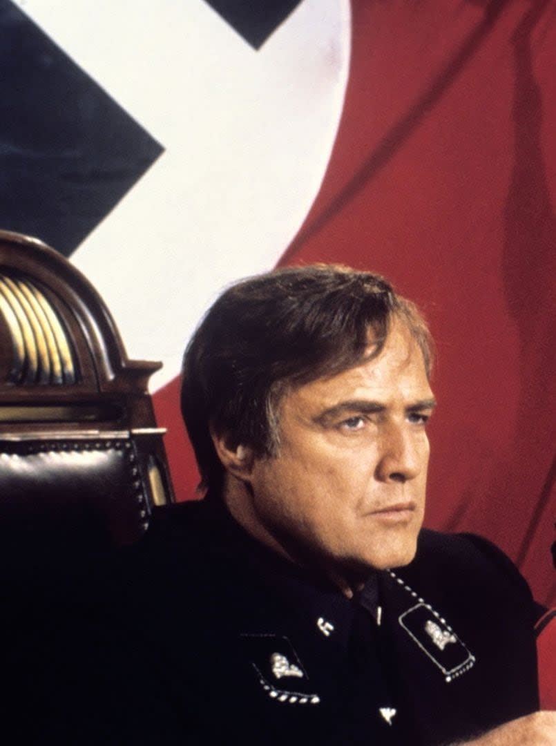 Marlon Brando ganó un Emmy por su trabajo como George Lincoln Rockwell, fundador del Partido Nazi Estadounidense