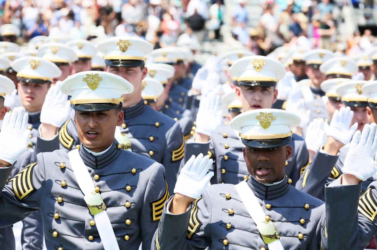 Graduating cadets at West Point take their oaths to the Constitution and are commissioned as officers in the U.S. Army. <a href="https://www.gettyimages.com/detail/news-photo/west-point-graduates-raise-their-hands-during-the-2022-west-news-photo/1398503915" rel="nofollow noopener" target="_blank" data-ylk="slk:Michael M. Santiago/Getty Images;elm:context_link;itc:0;sec:content-canvas" class="link ">Michael M. Santiago/Getty Images</a>