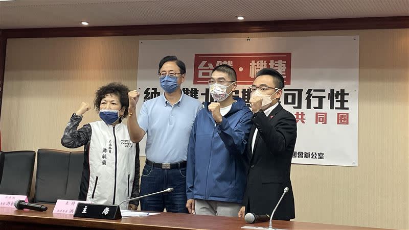 張善政、謝國樑出席「照顧通勤族 生活共同圈 台鐵、機捷納入雙北定期票可行性」公聽會。（圖／記者鄭佩玟攝影）