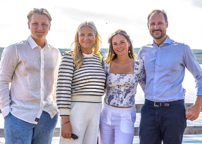 Haakon y Mette-Marit de Noruega junto a sus hijos