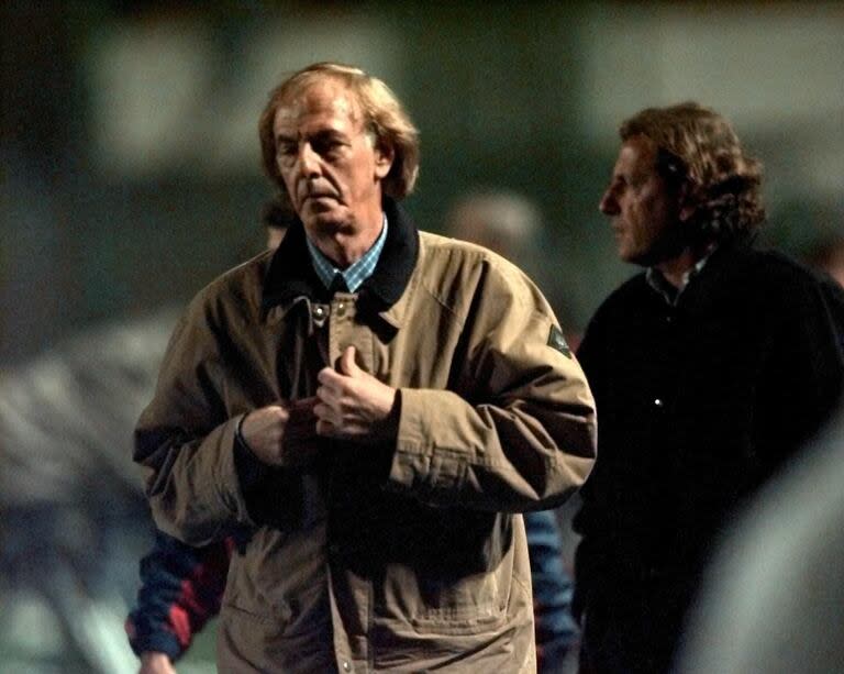 Menotti en una imagen e 1998, en la cancha de Independiente