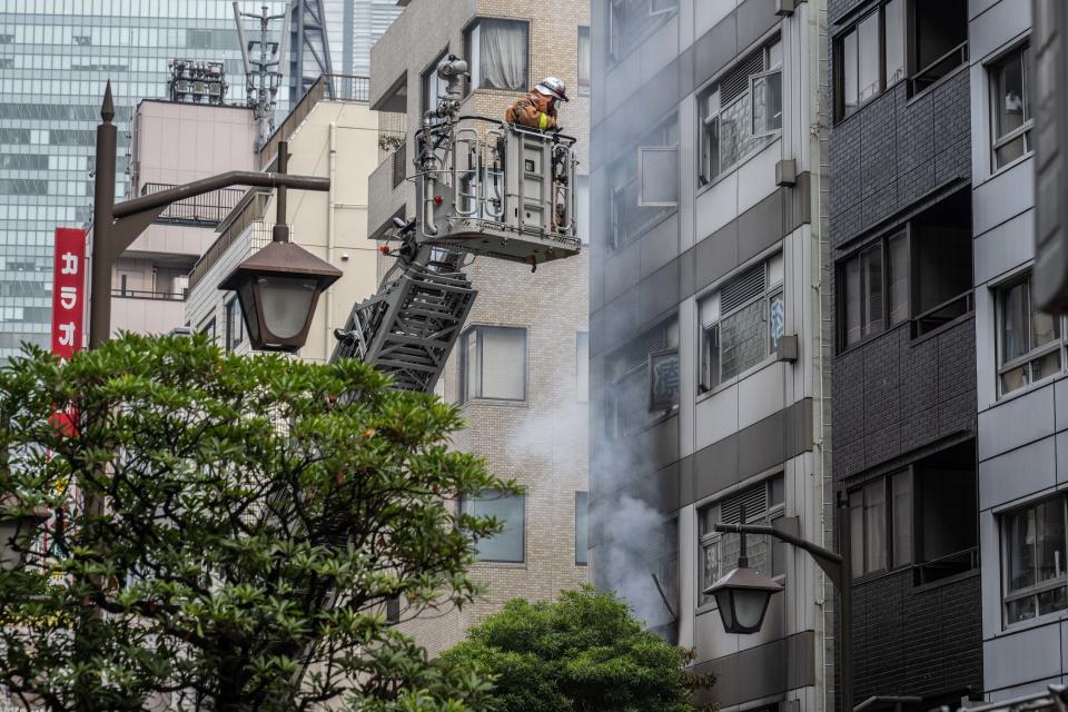 日本東京都港區新橋一棟建築物3日爆炸起火，東京消防廳發言人指出，有4人受傷。官員正在調查起火原因。（法新社）