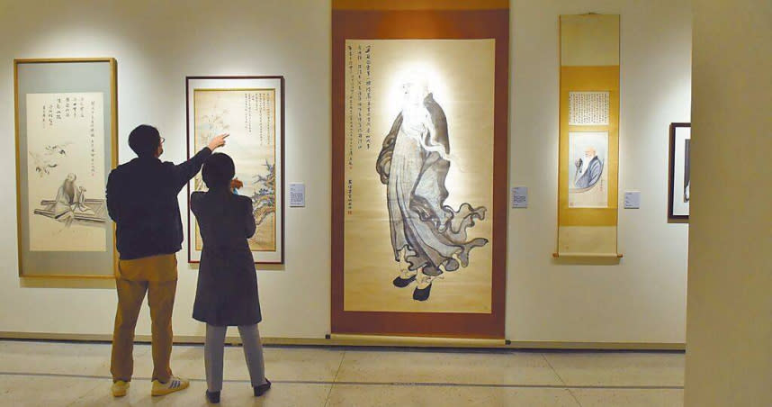 國立歷史博物館開館特展《筆墨豐碑》多為名家之作，近日加裝壓克力框確保作品安全。（圖／史博館提供）