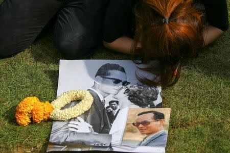 A mourner pays respect to Thailand's late King Bhumibol Adulyadej in front of the Grand Palace in Bangkok, Thailand, October 15, 2016. REUTERS/Athit Perawongmetha