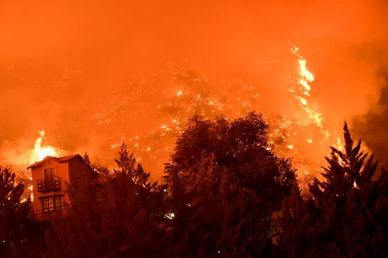 El fuego provocó pérdidas materiales y vecinos evacuados en la zona de Potrero de los Funes, en San Luis