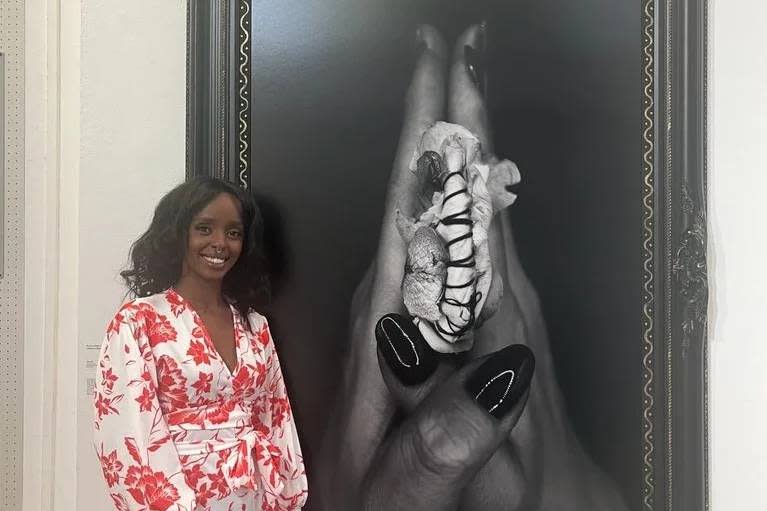 Shamsa Araweelo in front of art (Credit: Shamsa Araweelo)