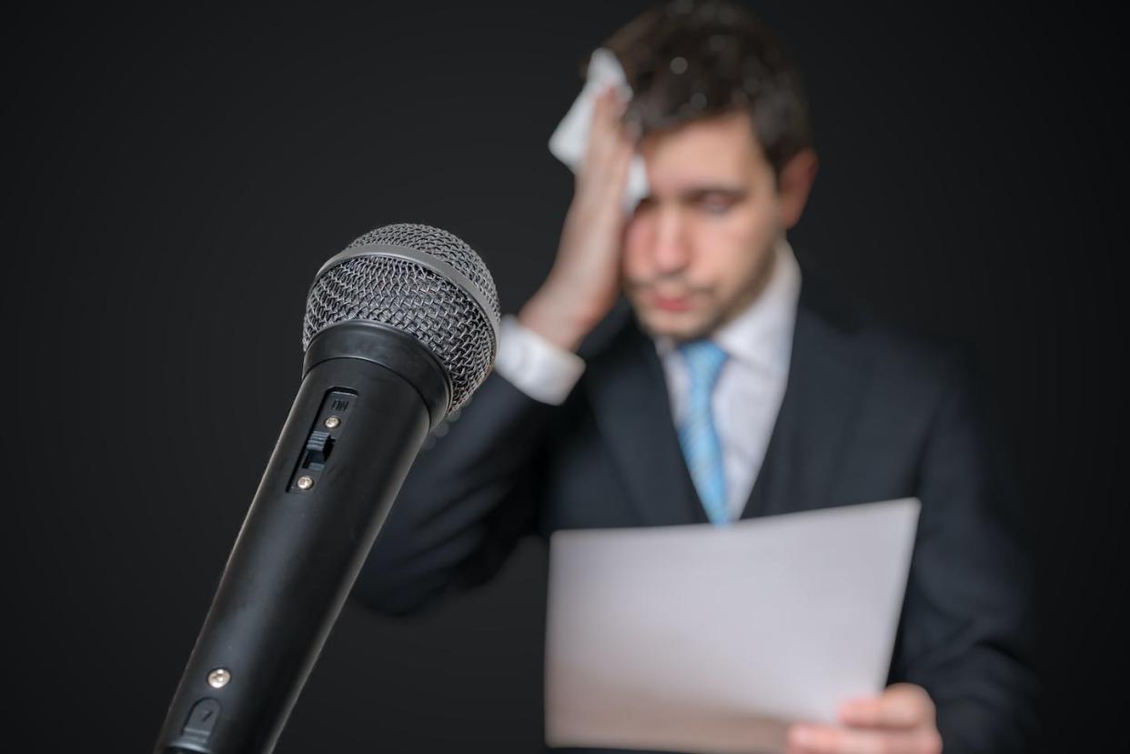 <a href="https://www.shutterstock.com/es/image-photo/microphone-front-nervous-man-who-afraid-1069535192" rel="nofollow noopener" target="_blank" data-ylk="slk:Vchal / Shutterstock;elm:context_link;itc:0;sec:content-canvas" class="link ">Vchal / Shutterstock</a>