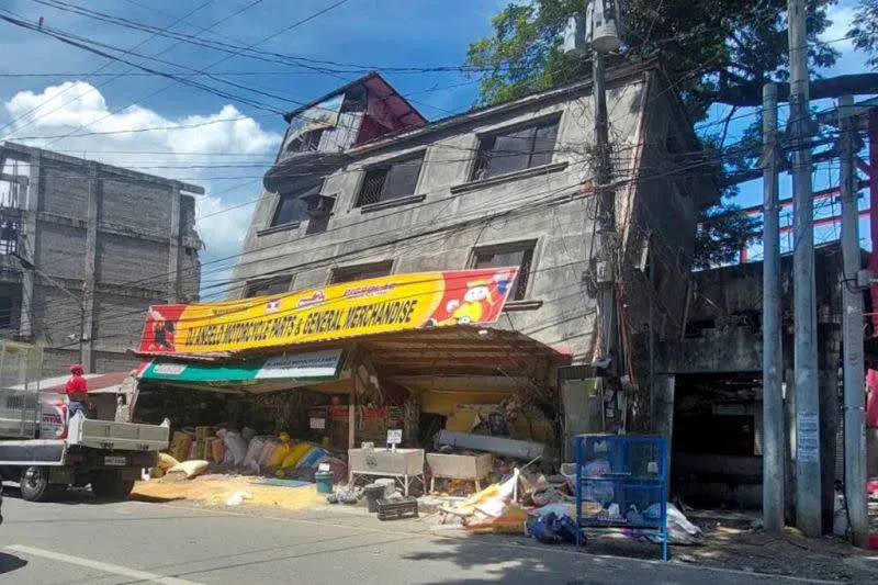 ▲菲律賓呂宋島27日上午發生芮氏規模7.0強震，建築物震毀災情不斷。（圖／美聯社／達志影像）