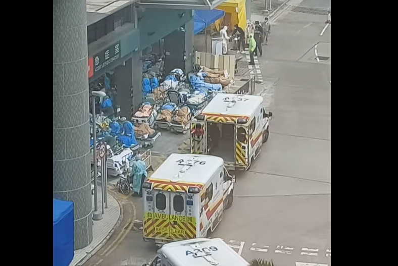 香港明愛醫院外滿是確診病患。（圖／香港突發事故報料區臉書）