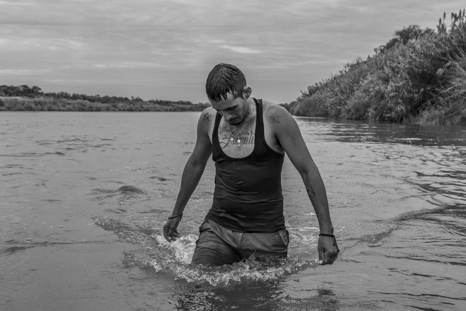 This image provided by World Press Photo and taken by Alejandro Cegarra for The New Times/Bloomberg is part of a series titled The Two Walls which won the World Press Photo Long-Term Project Award and shows Carlos Mendoza, a Venezuelan migrant, crossing the Rio Grande river to seek asylum in the United States. Piedras Negras, Mexico, 7 October 2023. (Alejandro Cegarra/The New York Times/Bloomberg/World Press Photo via AP)