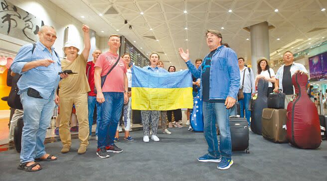 烏克蘭國家交響樂團共79人昨終於抵台。（范揚光攝）