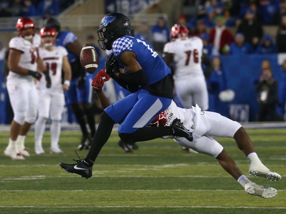 Kentucky’s Keidron Smith keeps Louisville’s Tyler Hudson from catching the ball.Nov. 26, 2022